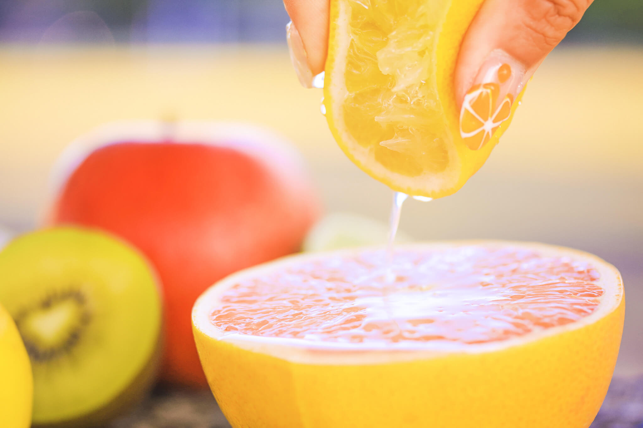 レモンを絞る手のイメージ画像